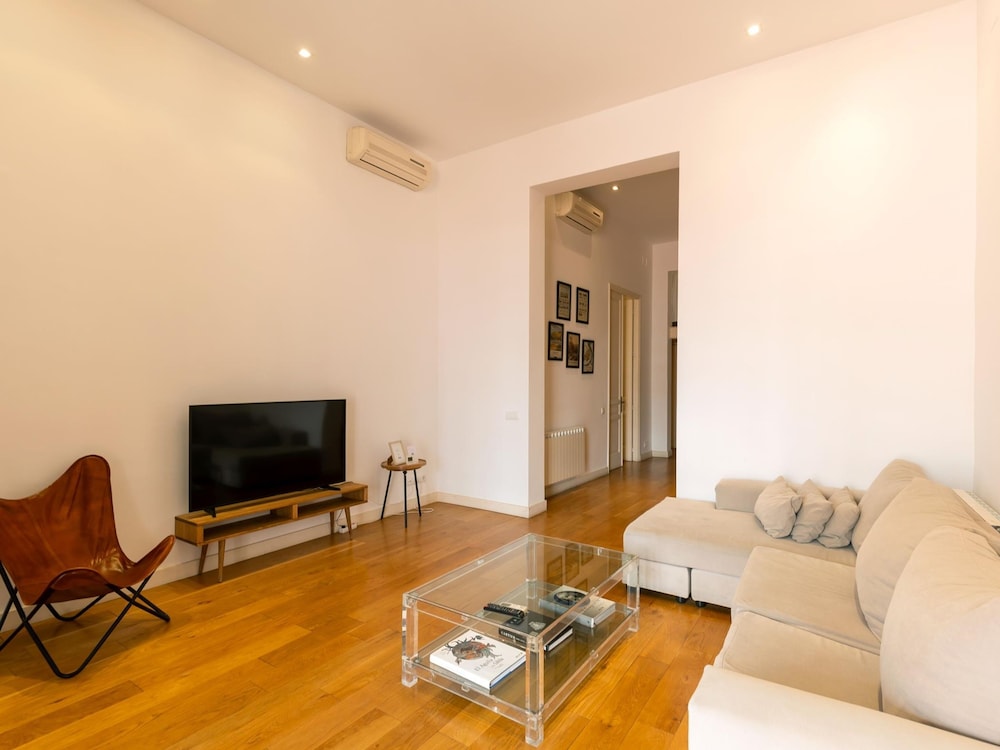 Designer s Three Bedroom Apartment With Terrace