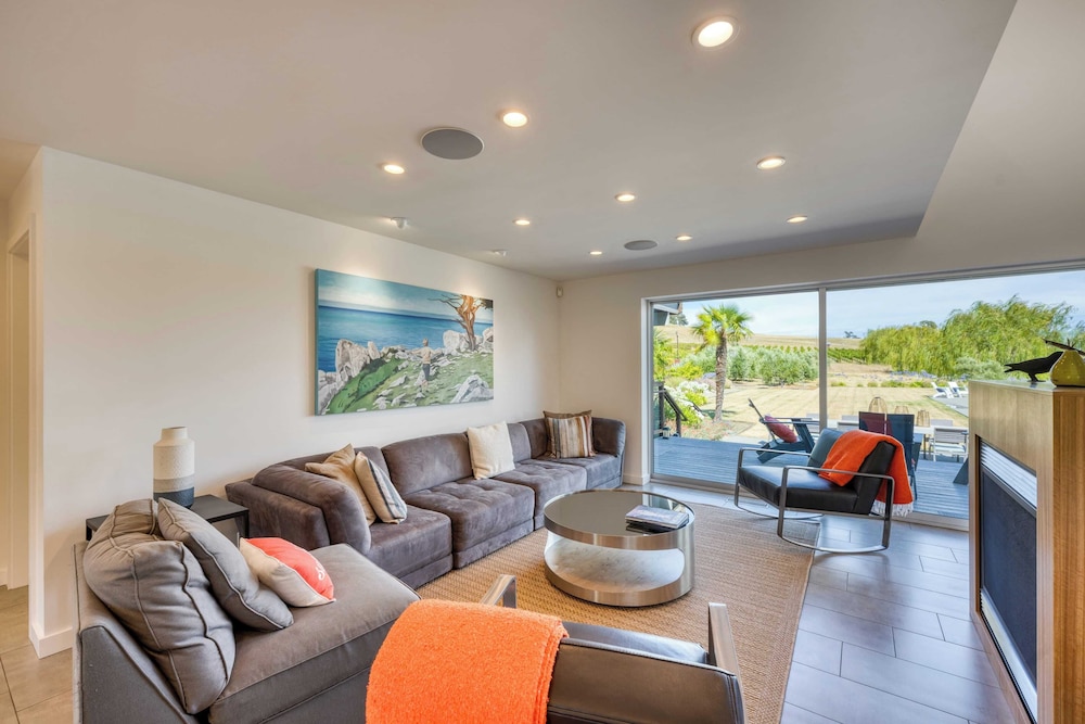 Coplan Vineyards by Avantstay 10-acre Estate w/ Pool, Spa, Bocce & Designer Interiors