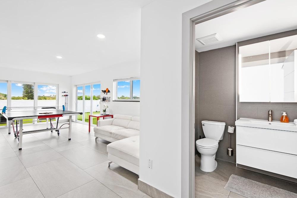 Unique Retreat - Unit D: Cool 2nd-floor Retreat