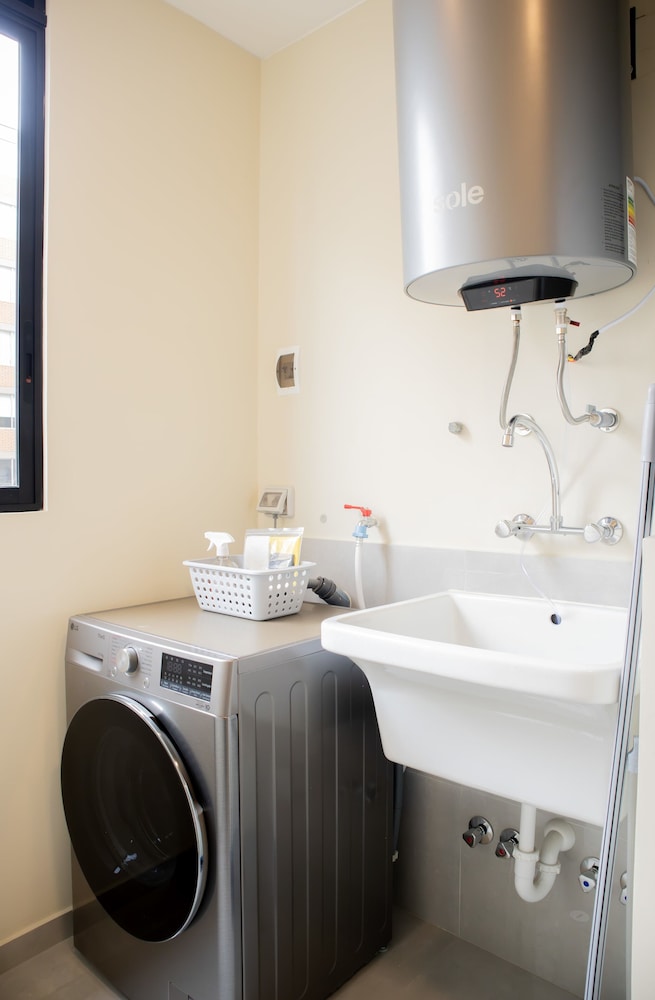 w Enchanting 2BR w Balcony Near Kennedy Park