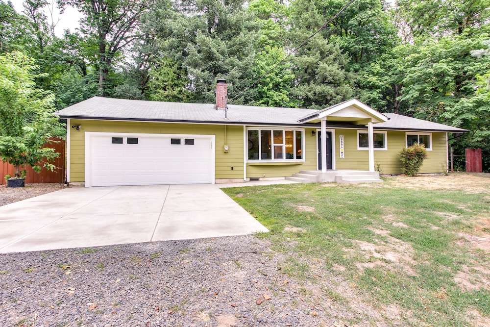 Charming Oregon Home w/ Private Pickleball Court! view 4