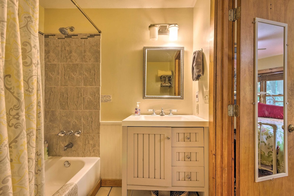 Rustic-yet-cozy Cabin w/ Patio, 12 Mi to Asheville