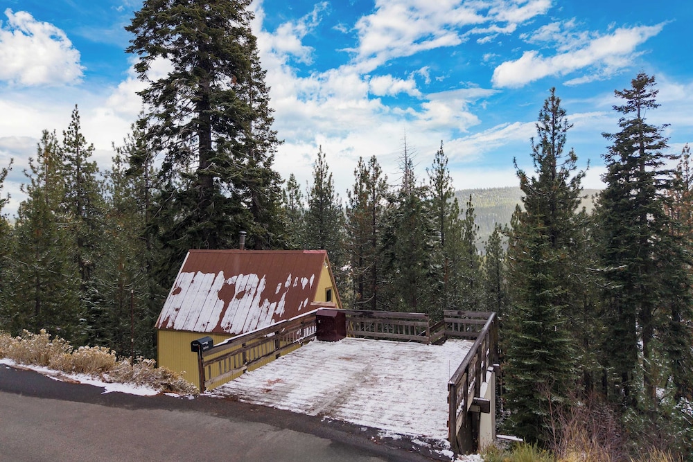 Jeffrey Pines Lofted Cabin, Minutes to Lake A-frame-inspired Design, Deck