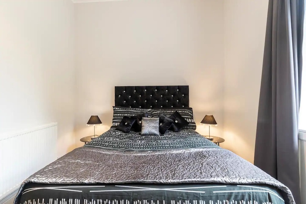 Stunning Newly Furnished Ground Floor Apartment view 3