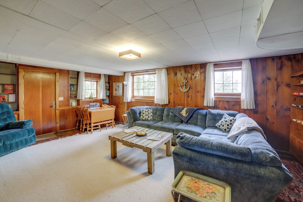 Cozy Hillsdale Home 1 Mi to Baw Beese Lake! - Property Image 32
