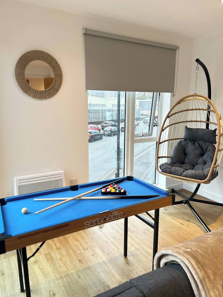 Spacious MCR Apartment - Gym - Terrace - Games Room - Free Secured Parking