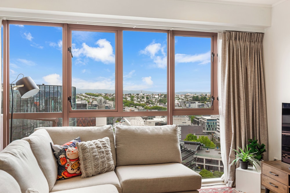 Central CBD Apt | Balcony & Style | Zodiak Stays