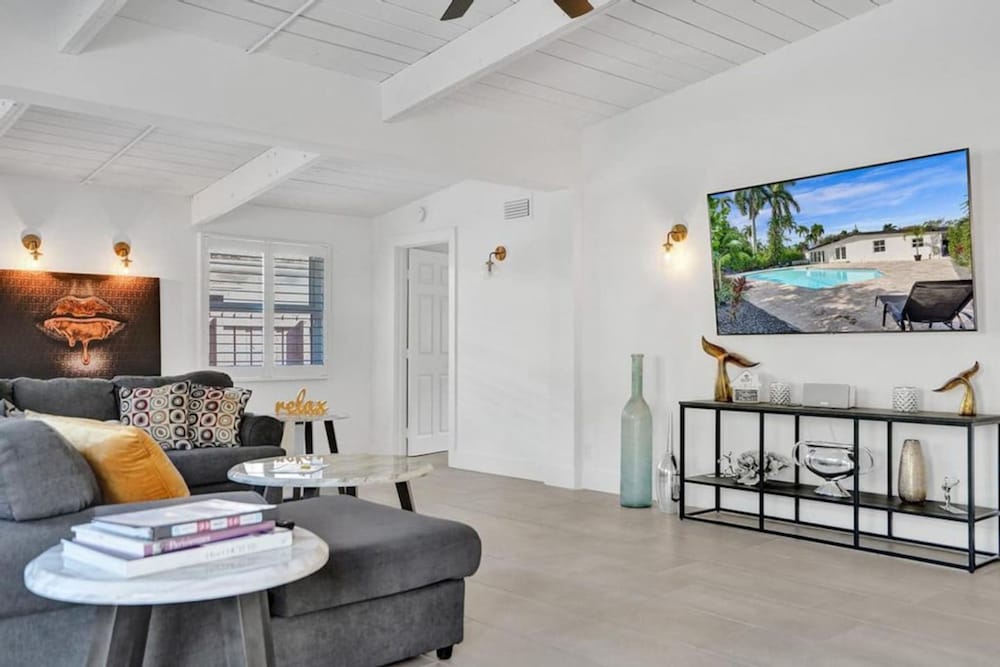 Pool House 3 Bedroom Home Victoria Park