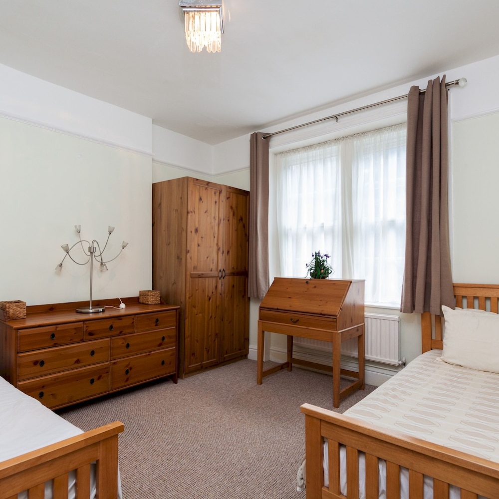 Super Cosy 2-bed 1-bath Apartment With Balcony