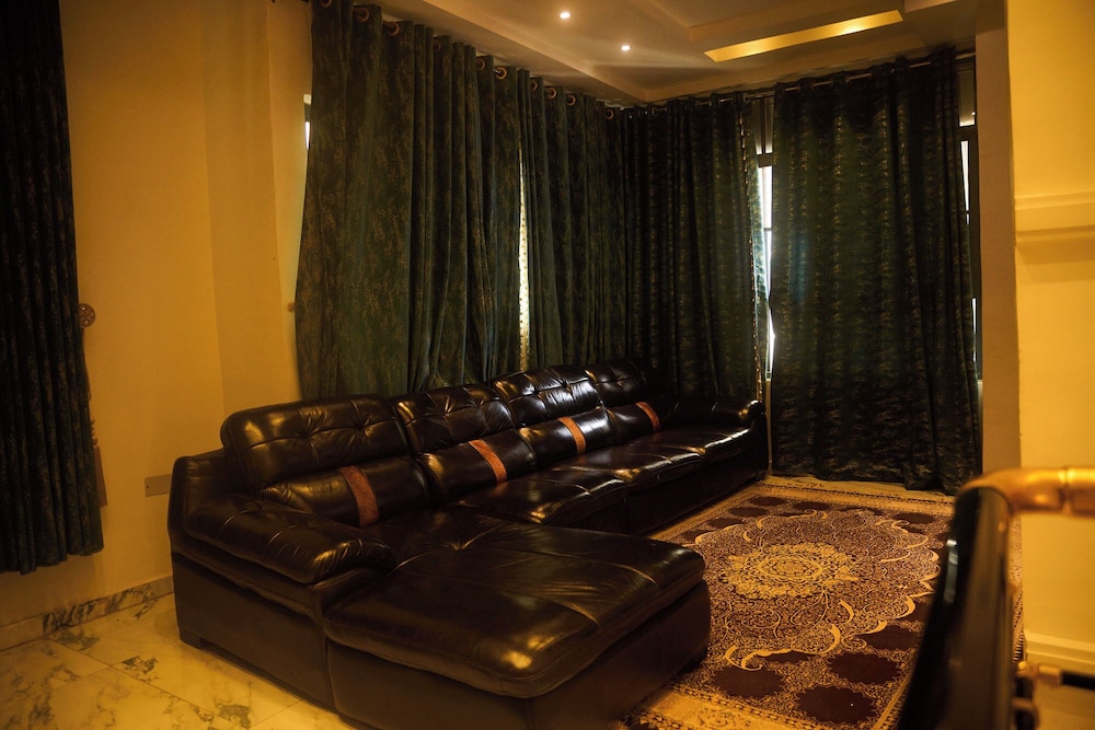 CREMYARK HOME APARTMENTS
