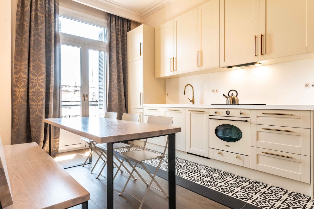 halu! Stylish & Bright Centre Home view 4