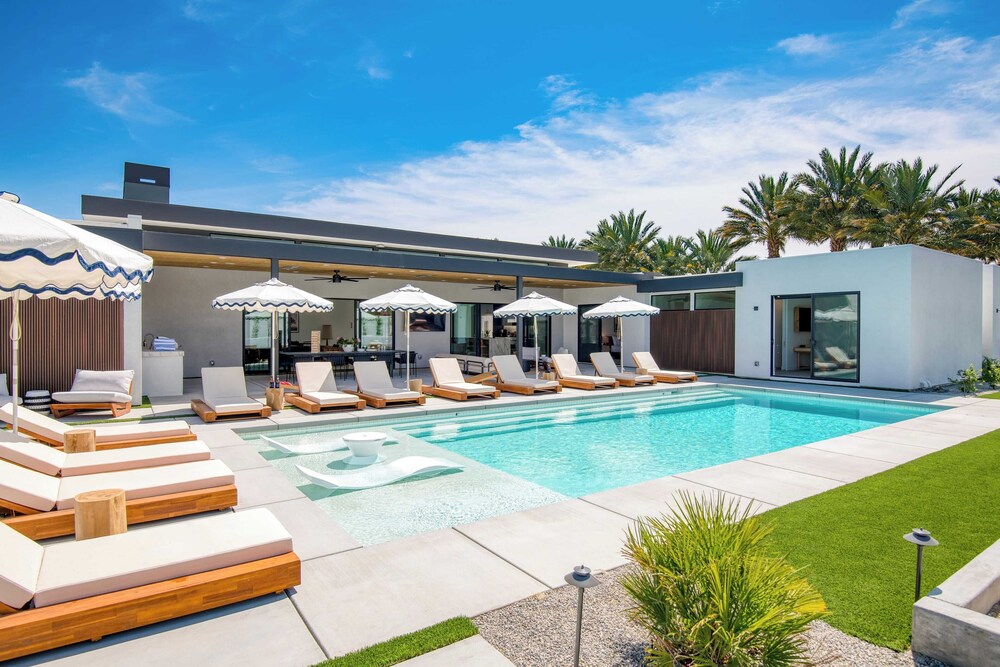 Sleeps 34 2 Villas, Pool, Pickleball + Bocce Polo Villas Elara by Avantstay