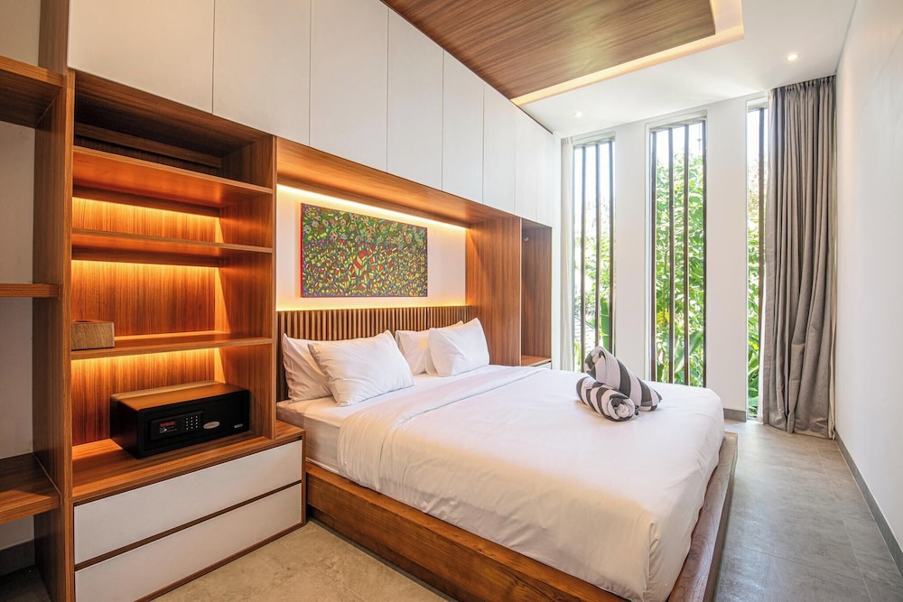 Opulent 5BR Modern Villa 400m From the Ocean