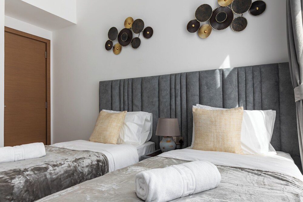 SIMPLY COMFORT Missoni Top Floor with Sea, Canal and Burj Khalifa Views
