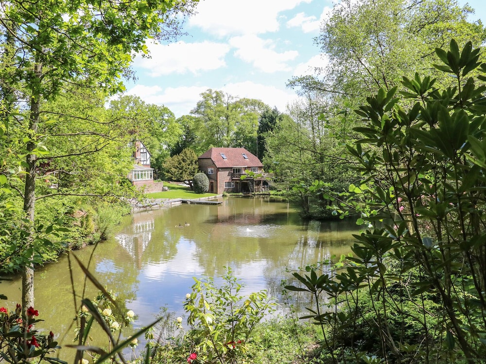 Crawley Vacations - Miswells Cottages - Lake View - Property Image 1