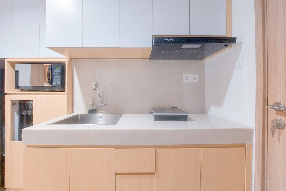 Modern Look 1Br Without Living Room At Bintaro Embarcadero Apartment