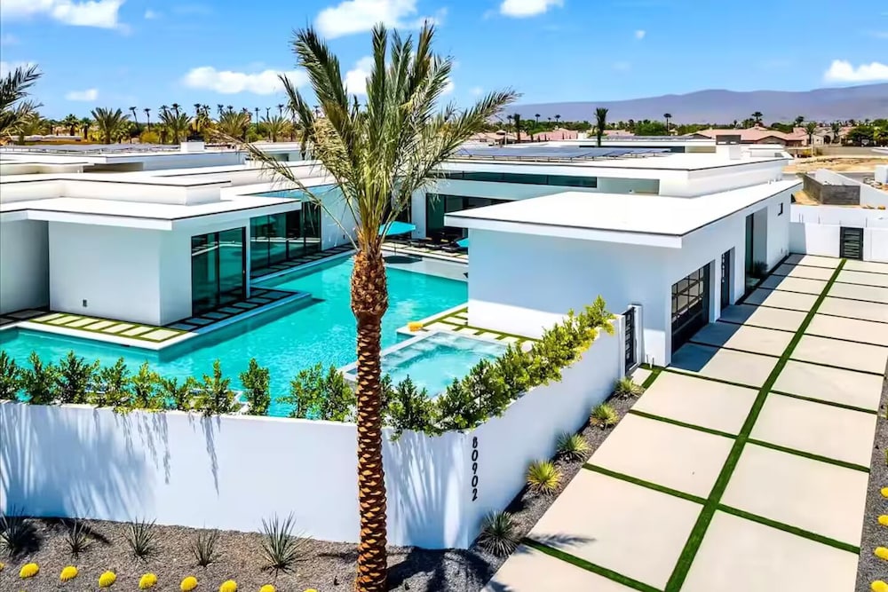 Luxury Retreat Pool, Putting Green + Pickleball Sleeps 17 Bravo Villa 8 by Avantstay