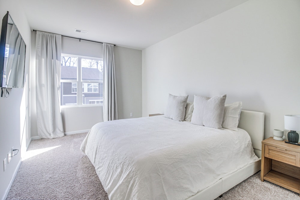 7 Mi to Uptown: Townhouse w/ Patio in Charlotte!
