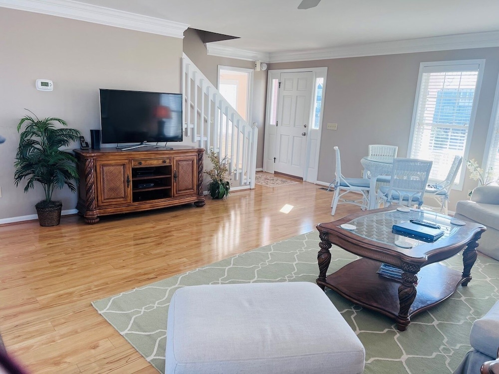 Victoria - 3 Br Home