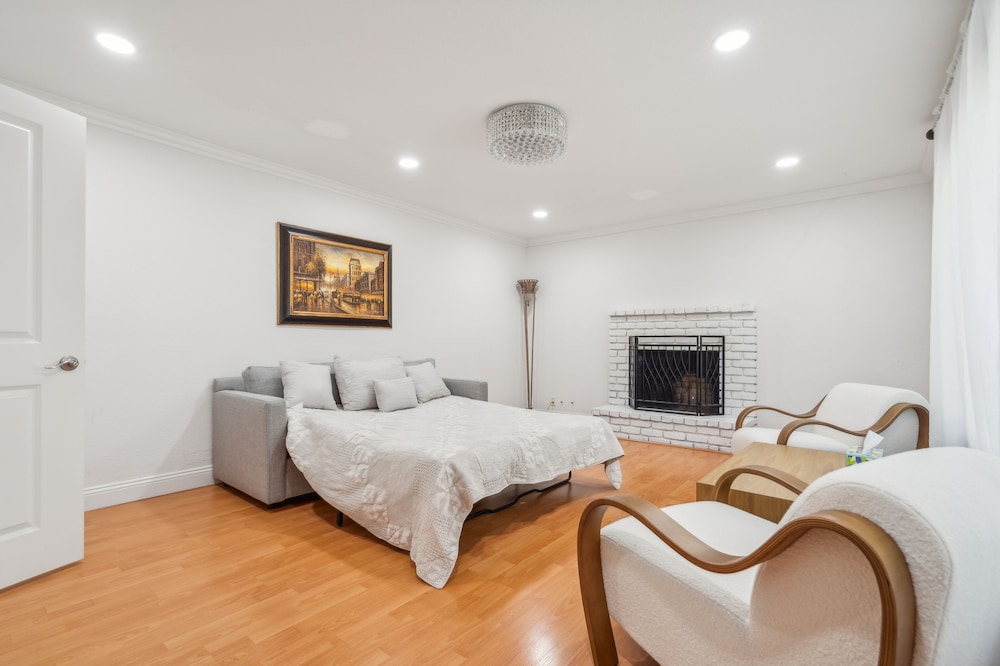 Spacious Mountain View Duplex In Prime Location 3 Bedroom Duplex