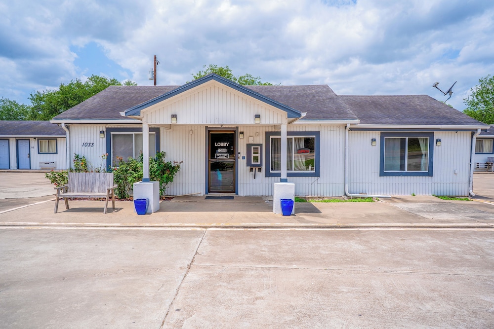 OYO Budget Inn Falfurrias Hwy 281
