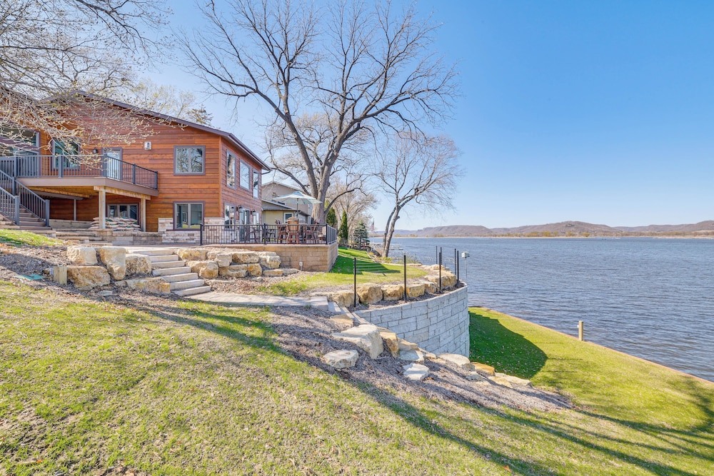 Riverfront Home w/ Seasonal Dock in Wabasha!