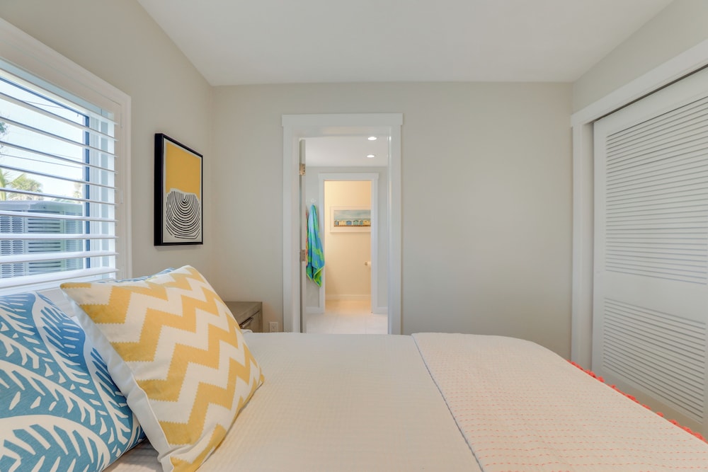 Walk to Beach: Pet-friendly Oasis on Manasota Key!