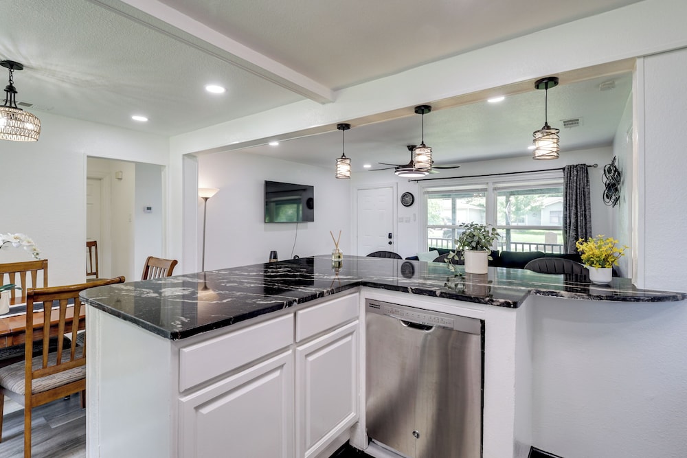1 Mi to At&t Stadium: Family Home w/ Large Yard!