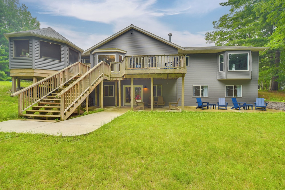 Swim Dock & Game Room: Lakefront Home in Siren!