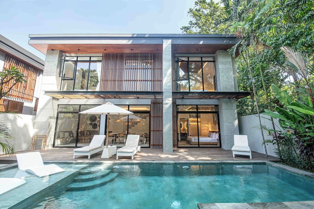 Enchanting 5BR Canggu Villa Moments to Sea