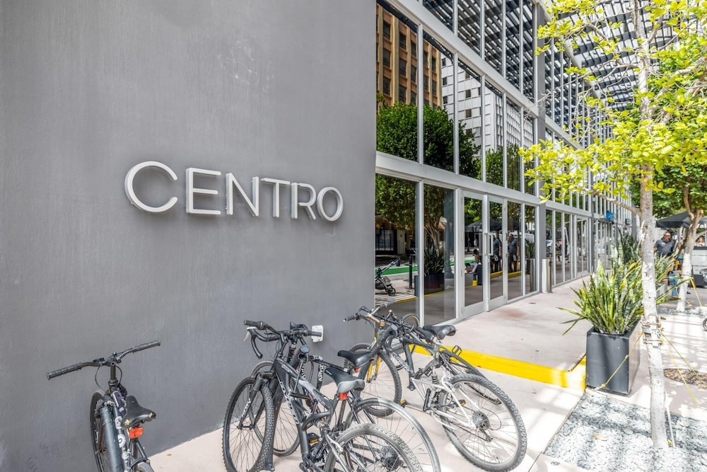 Cozy Downtown Pad- Luxe Rooftop Pool gym and More