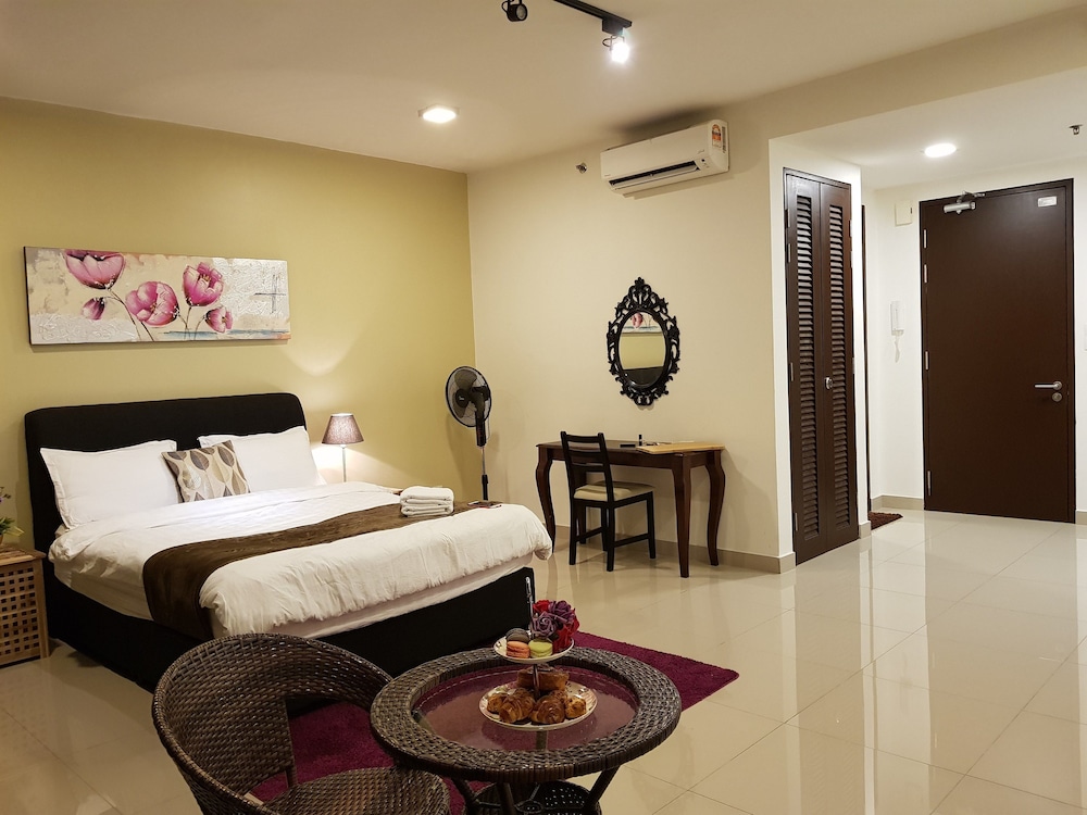 Euzmo Residences at Trefoil photo 4