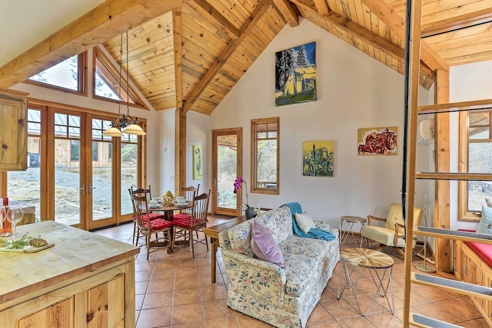 Peaceful Shasta Cascade Getaway on 15-acre Ranch!