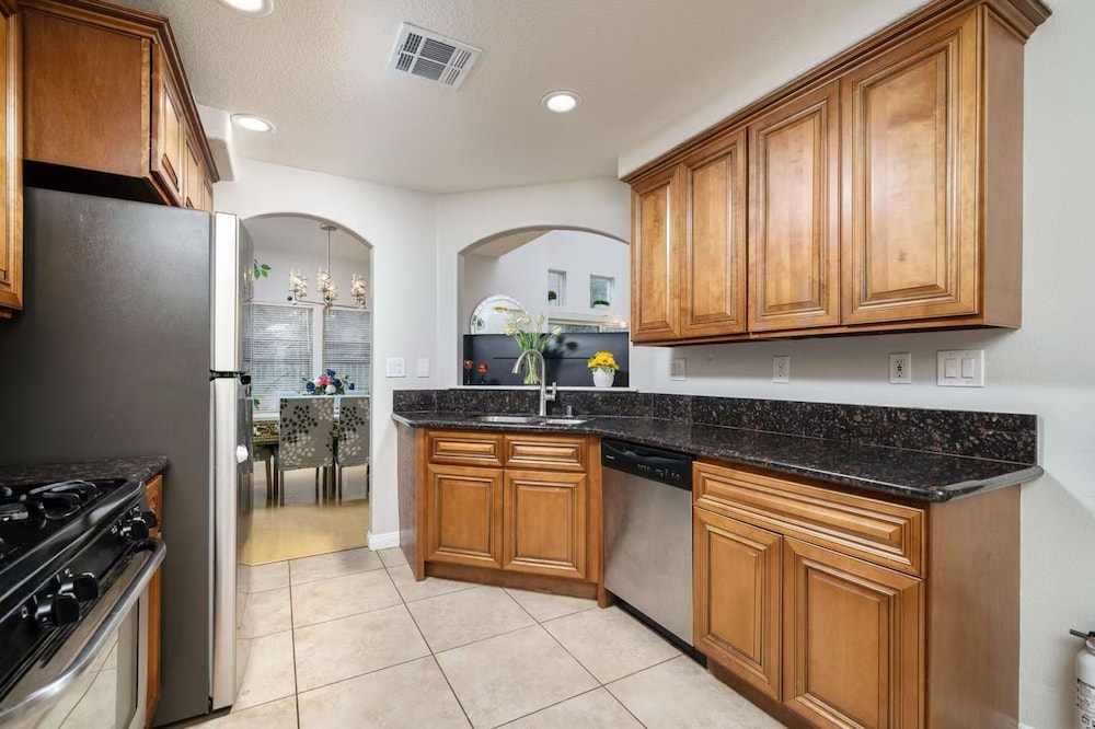 Bright Townhome Retreat With Private Patio Walk Trails