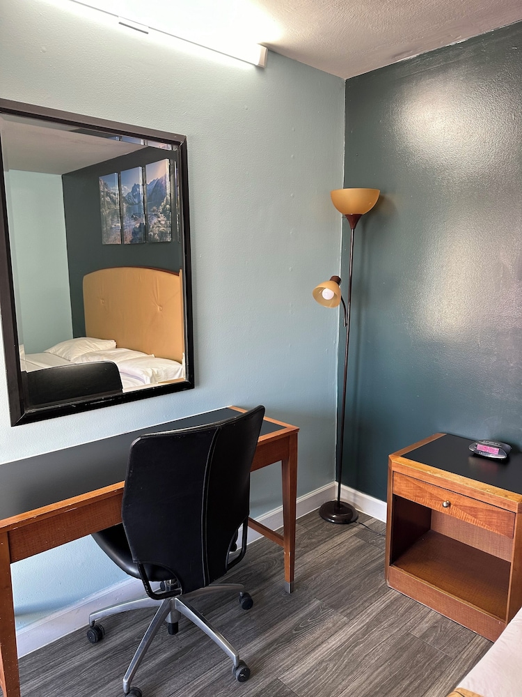 Emporia Vacations - Travel Inn  Suites - Property Image 21