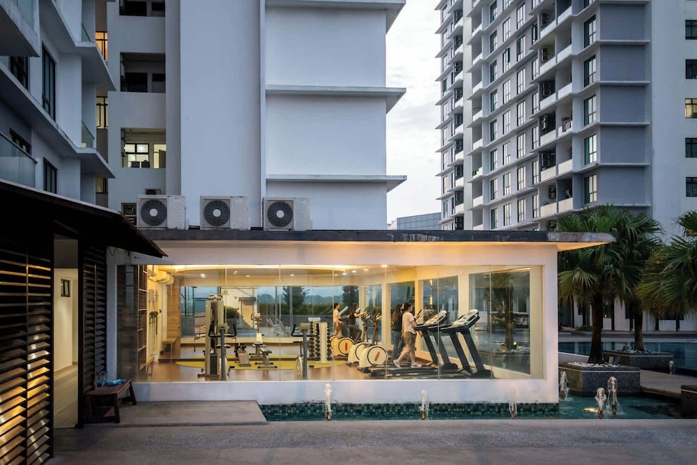 Stylish 4BR Near Paradigm Mall, Pool, Free Parking