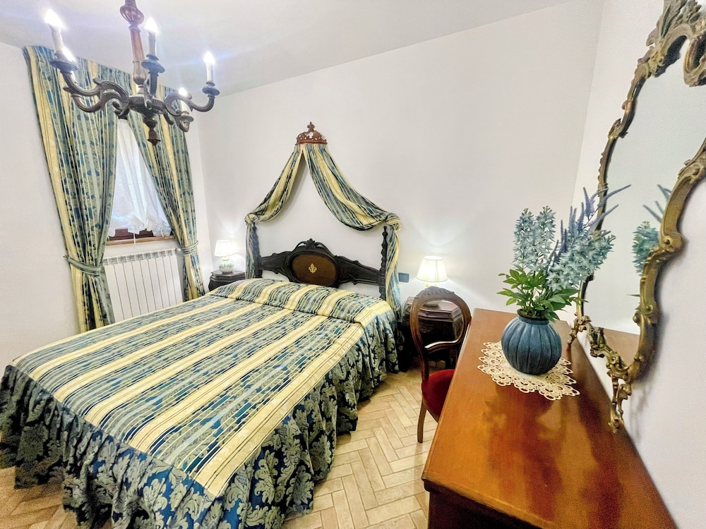 Charming Villa in Umbria - Sleeps 16 - Lake View - Pool, Jacuzzi and Events Room
