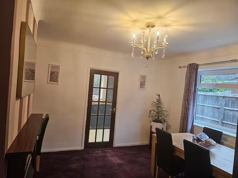 Pet Friendly - 2 Bedrooms - 4 Guests - Parking