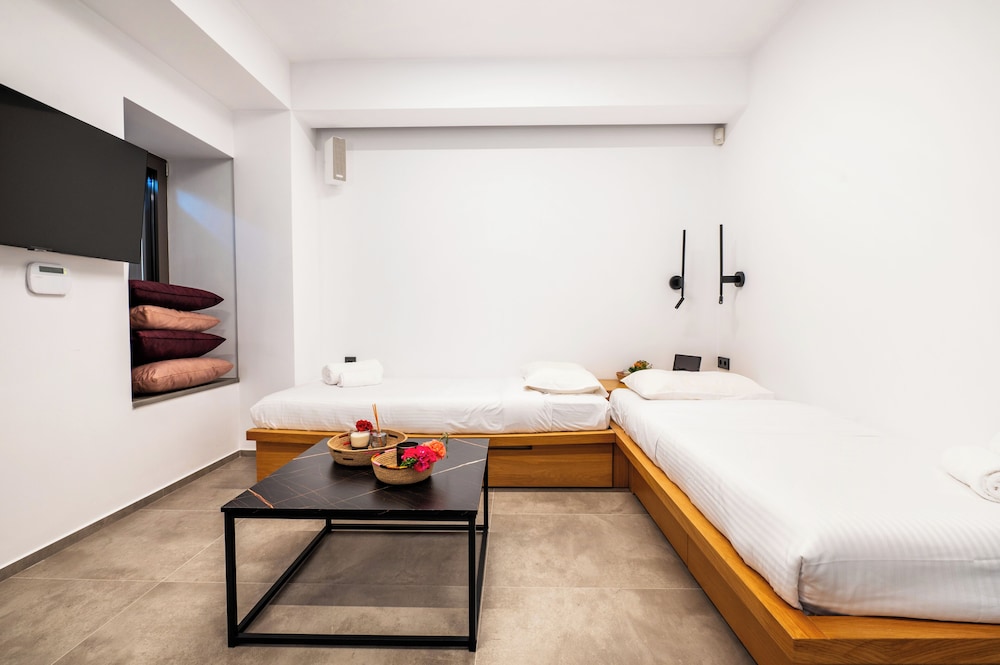 Cardamilia Suites