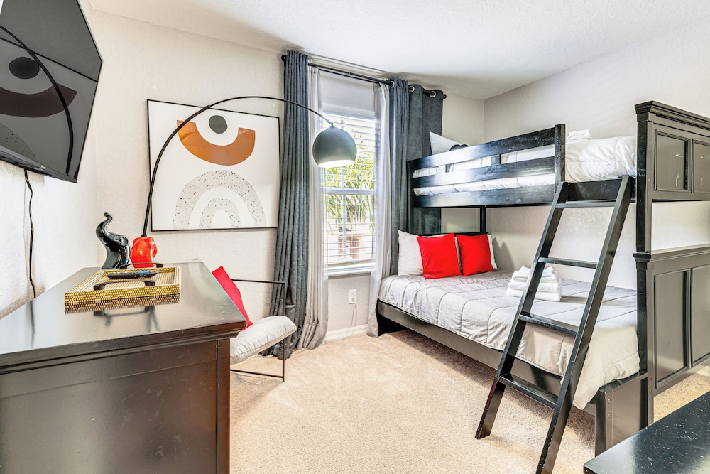 9 Mi to Wdw: Townhouse w/ Balcony in Davenport!
