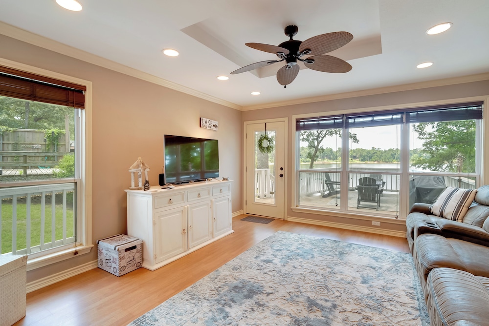 'lakeside Haven' w/ Deck & Views in Jefferson!