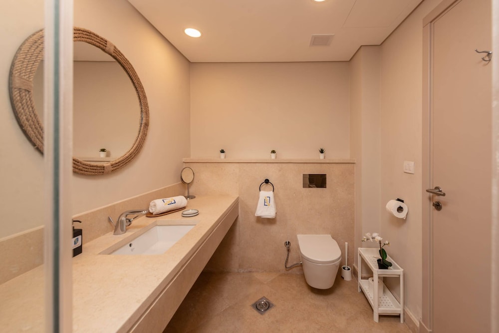Xuru Stays I Exotic 1bdr w/ Outdoor Terrace Pool & Beach Access