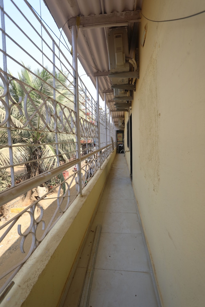 Mango Goregaon Hostel & PG