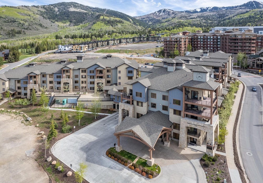 Silverado 223 C in Park City view 2