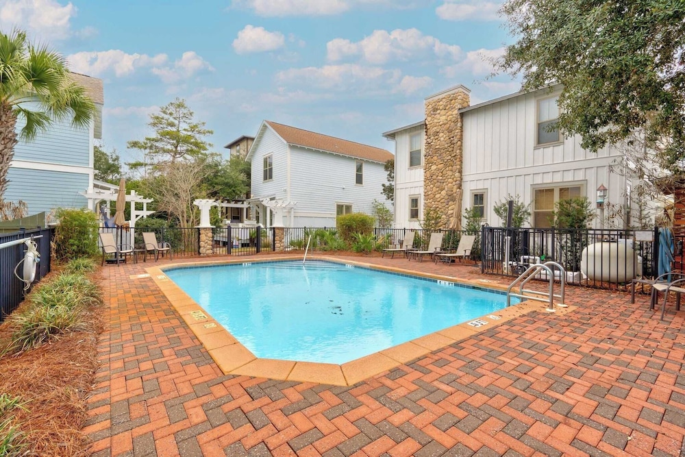 5 Mins to Beach, Shared Pool, Covered Deck, Bikes Heron Cottage by Avantstay