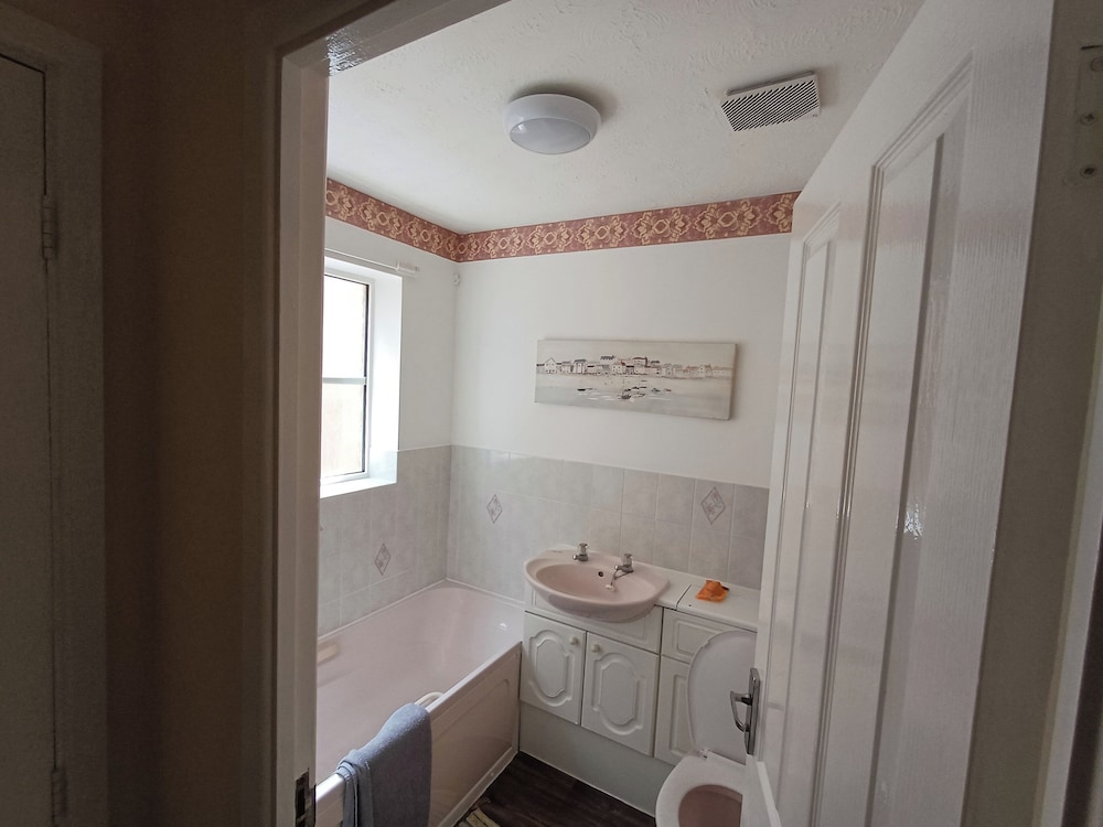 3 Bed House - Sleeps 5 - Pets - Parking