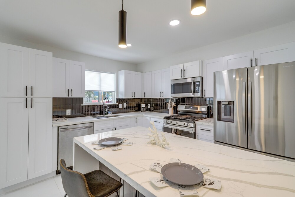 Houston Apartment: Close to University & Downtown view 4