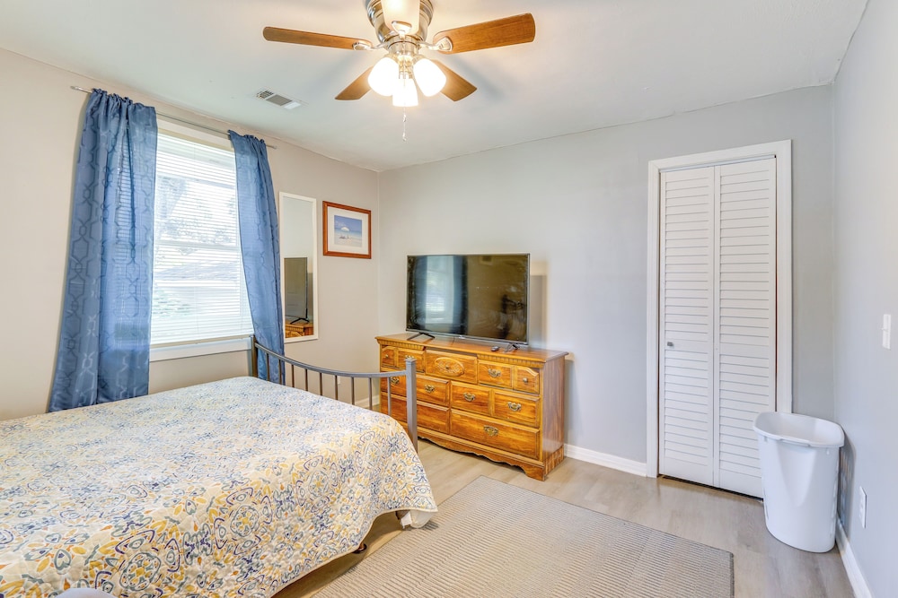 Beachy Home in Heart of Beaufort w/ Pool Access