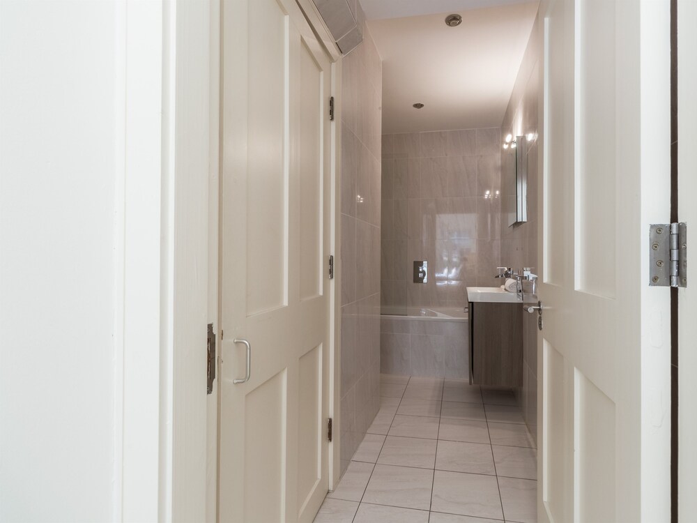 The Eamon DeVelara Suite - hiphipstay