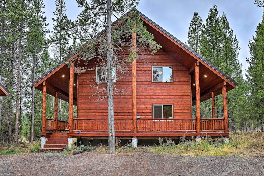 Luxe Island Park Cabin w/ National Forest Views! view 4